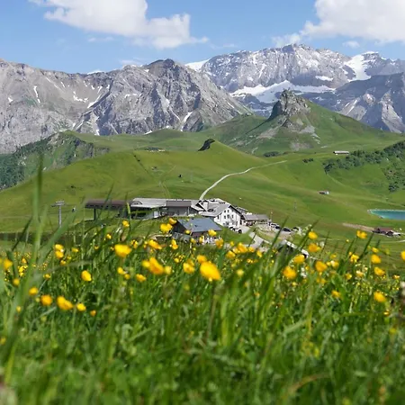 Berghotel Hahnenmoos * ادلبودن