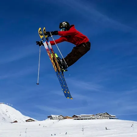 Berghotel Hahnenmoos * ادلبودن